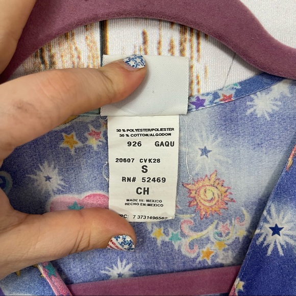 Simply Basic, Snap Up Scrub Top. Size Small Cute Suns. In excellent condition! - Picture 7 of 8